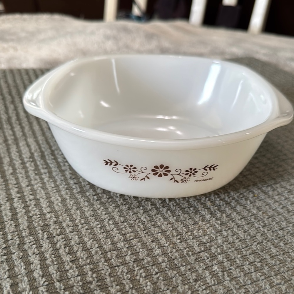 Vintage Dynaware Pyr-O-Rey casserole dish 1960's Crazy Daisy Pattern‎ Milk Glass